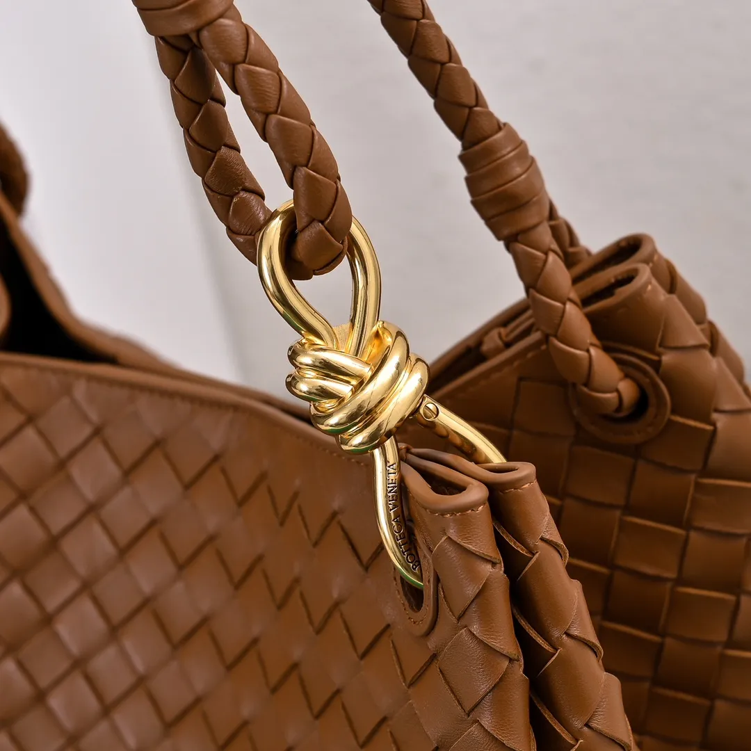 Batch 2660 24 early autumn new model Andiamo Parachute is made of a whole piece of woven leather and is processed with folding stitching at the four corners # Craftsmanship and creativity. Large size is atmospheric and practical. One of the must-selects for BV. Large space, can hold a computer, thick shoulder strap, very comfortable on the shoulder. Large parachute upper body real photo can be carried on the back. The upper body is versatile and cute☺️ Style number: 6571 Size: 30*26*20cm
